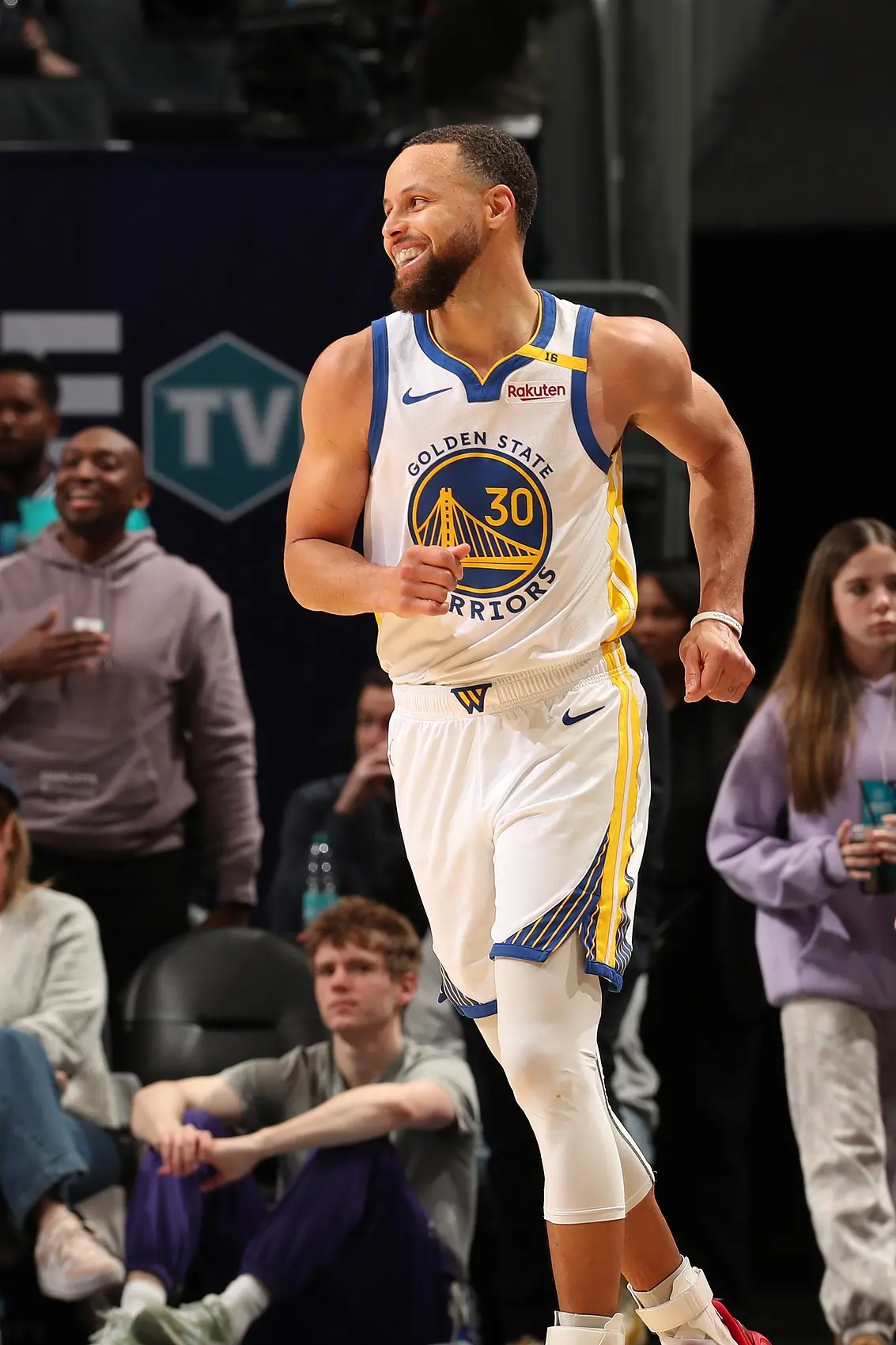 九游APP-库里迎来五赛季出色发挥，西班牙队观众热烈欢呼！气势如虹延续-九游APP